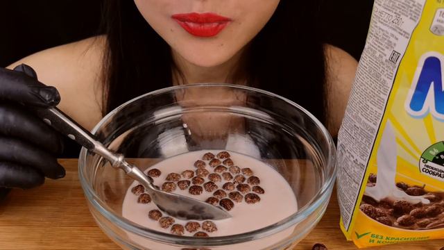 Хрустящие шарики Nesquik АСМР/Crispy balls Nesquik ASMR смотреть онлайн