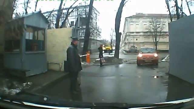 Ворота ударили машину (The car hit the gate) смотреть онлайн