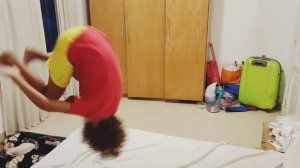 Как научиться делать сальто на кровати