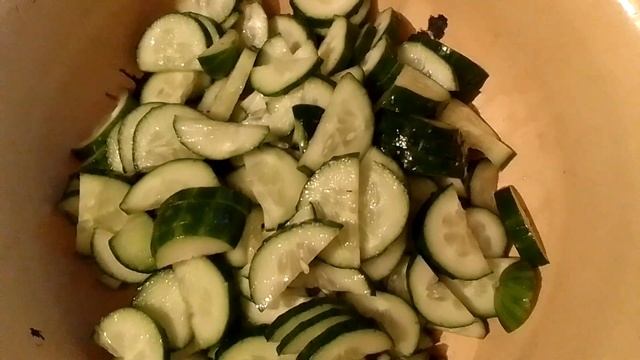 серый летний салат помидоры огурцы майонез вот и весь рецепт и глубокая посудина и доска смотреть онлайн