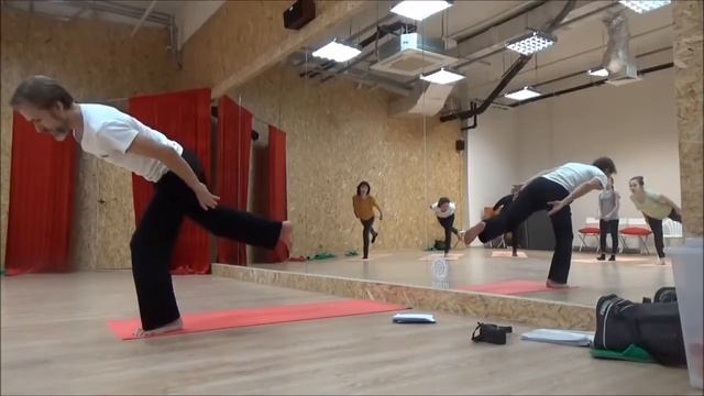 как делать балансы на одной ноге, Воин III и Ардха Чандрасана (Половинная поза луны) смотреть онлайн