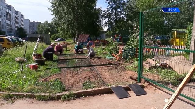 Бегать, но не убегать: новые забор и асфальт появились в детских садах Великих Лук смотреть онлайн