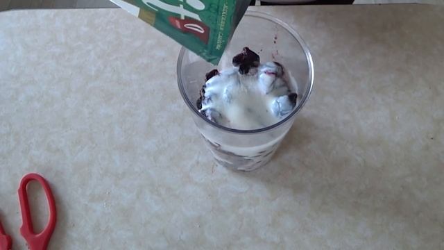 Перекус диабетика. Смузи из замороженной черной смородины, сливы и кефира. смотреть онлайн