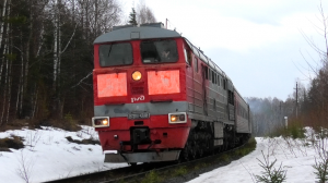 2ТЭ116-1388 секция Б с пригородным поездом Кузино — Чусовская и приветливым помощником