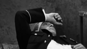 Штирлиц идет по коридору