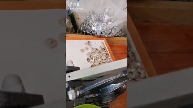обтяжка пришивных кнопок тканью смотреть онлайн
