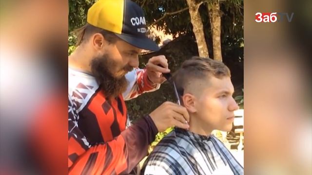 Странствующий мотоциклист причесал Читу и еще полмира смотреть онлайн