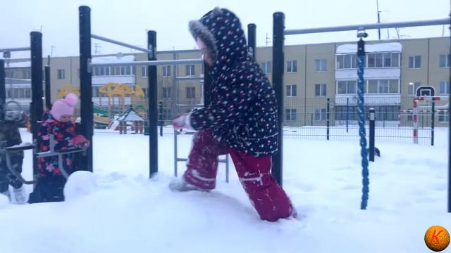 Влог . Гуляем после садика с Ксюшей и Лизой! смотреть онлайн