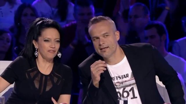 Такого Вы еще не видели на шоу талантов! Девушка рисует ногами! смотреть онлайн