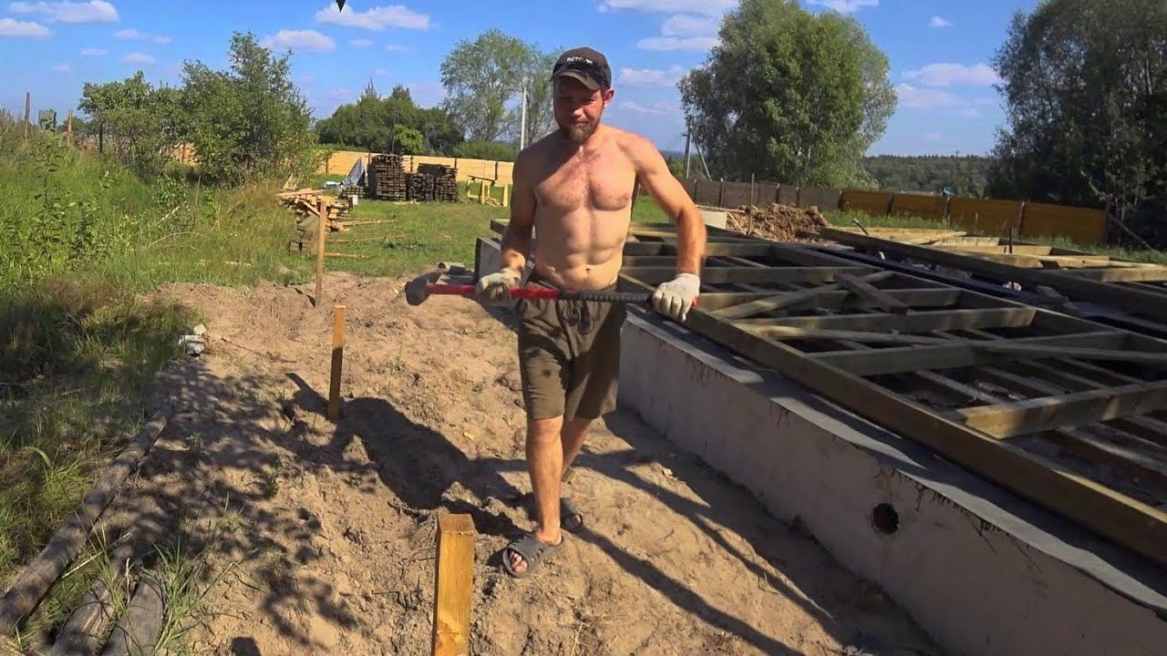 ОН СПОСОБЕН НА МНОГОЕ. Колотим и поднимаем стены первого этажа у лесного каркасного дома смотреть онлайн