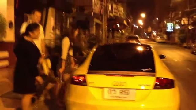 Audi TT With 6 people inside смотреть онлайн