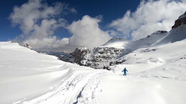 Dolomites Val Mezdí off piste spring skiing in plenty of powder snow смотреть онлайн
