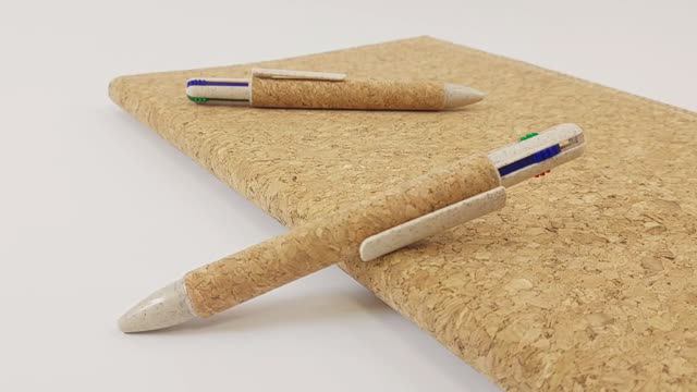 Шариковые ручки Corks с 4 стержнями смотреть онлайн