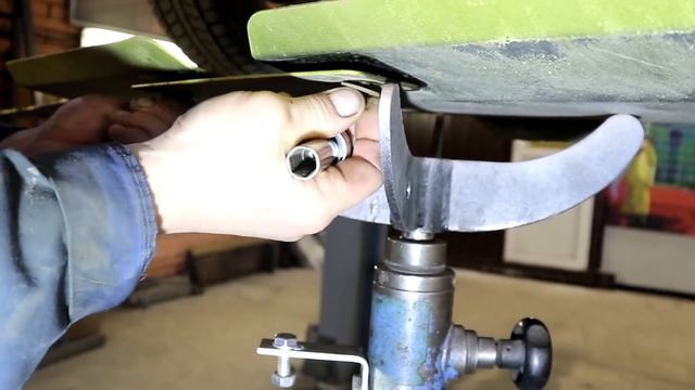 Установка оцинкованного фаркопа Motodor на Дастер смотреть онлайн