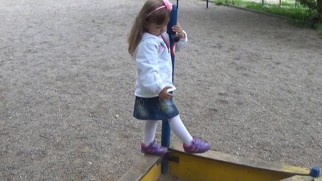 Алиса катается на самокате смотреть онлайн