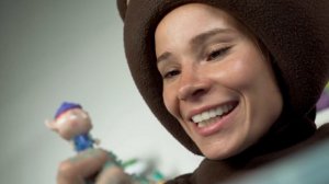 Маленькая Вера и Медведь играют в Jelly Buff