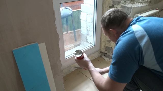 УБИРАЕМ ПЛАСТИКОВЫЙ ПОРОГ БАЛКОННОЙ ДВЕРИ. Пластиковые окна, бюджетный ремонт. смотреть онлайн