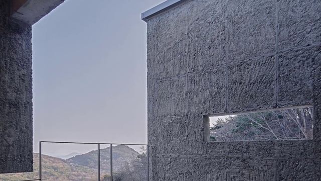 Harmonious Retreat: Curved Elegance and Nature's Embrace in a Mountainside Residence смотреть онлайн