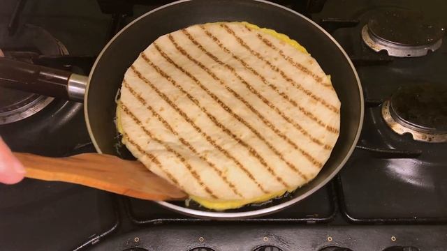 Рулет из лаваша с начинкой на сковороде с ветчиной, с сыром и с яйцом смотреть онлайн