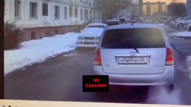 В Южно-Сахалинске мужчина неуклюже выехал с парковки и притер соседское авто смотреть онлайн