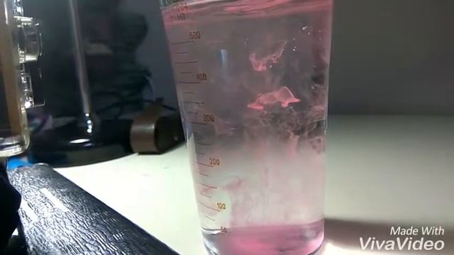 Как красиво краска попадает в воду. смотреть онлайн