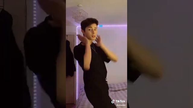 Мальчики в костюмах горничных как отдельный вид искусства смотреть онлайн