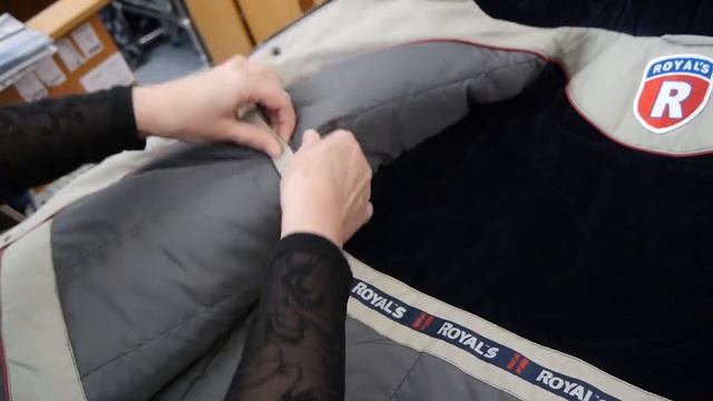 Зимняя куртка с капюшоном смотреть онлайн