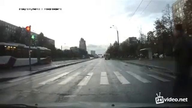 Нужно пропускать пешеходов! смотреть онлайн