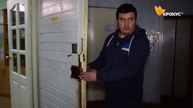 В місті Біла Церква невідомі особи намагалися залізти до приймальні народного депутата. смотреть онлайн