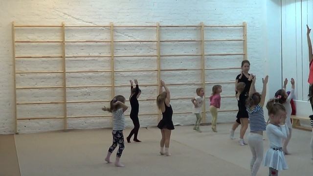 Часть 2. Юные гимнастки:открытый урок. Краснодар, Аура, Зиповская 5/2. смотреть онлайн