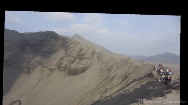 ПРОГУЛКА по КРАТЕРУ вулкан Бромо WALKING VOLCANO Bromo смотреть онлайн