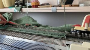 Воротник промышленной резинкой с кеттлевкой горловины в карман на двухфонтурной вязальной машине