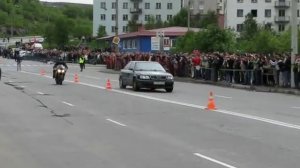 Дуэль: мотоцикл против машины