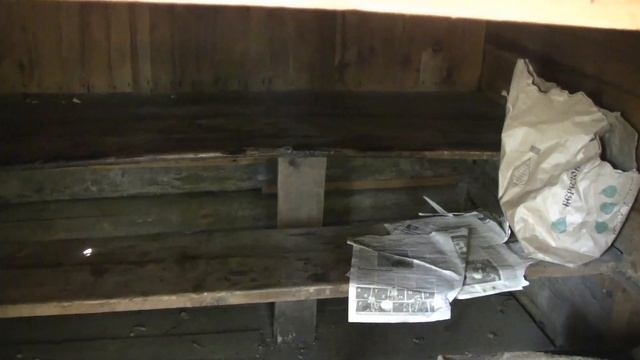 Заброшенная изба в лесу.Охотников или рыбаков.?