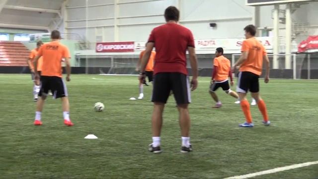 Тренировка "Урала" перед матчем с "Локо" и футбольный волейбол смотреть онлайн