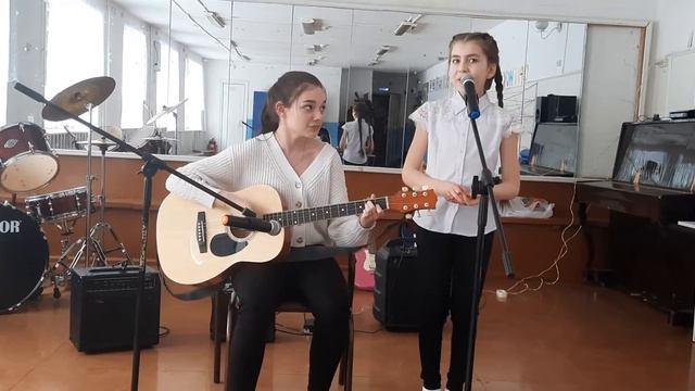 Сулькова Арина Бубликова Анастасия "Песня про следы" смотреть онлайн