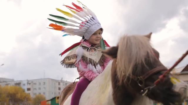 Конный клуб Фаворит. Пони и игра в индейцев смотреть онлайн