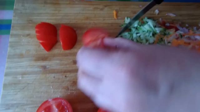 «Разные» салаты из одних и тех же продуктов (Когда внезапно пришли гости). смотреть онлайн