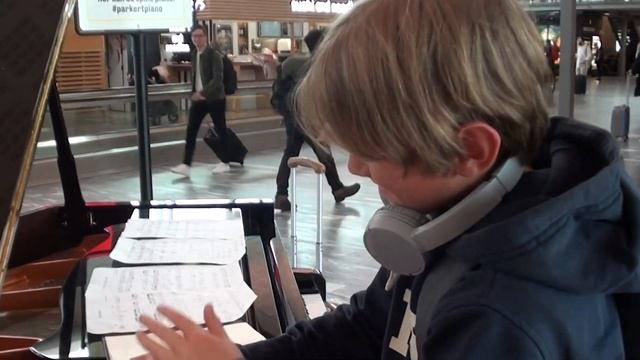 Битва роялей в аэропорту: Берген vs Осло смотреть онлайн