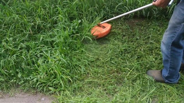 Косит бензиновый триммер Carver GBC-043M смотреть онлайн