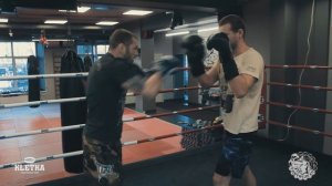 Смещение с линии атаки — техника уклонов в боксе от Андрея Басынина