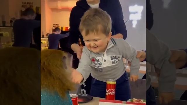 #Хасбула Хасбик кормит обезьяну)