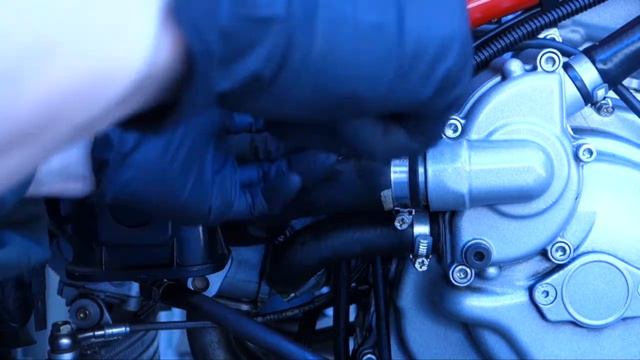 Ducati Monster S4R Coolant change смотреть онлайн