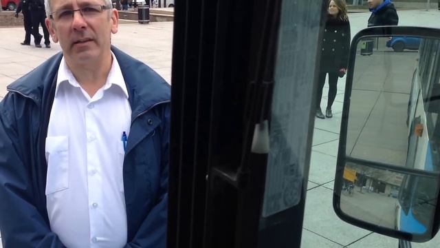 Piétons et cyclistes, vigilance aux abords des bus. Voici une habitude sécuritaire pour tous смотреть онлайн