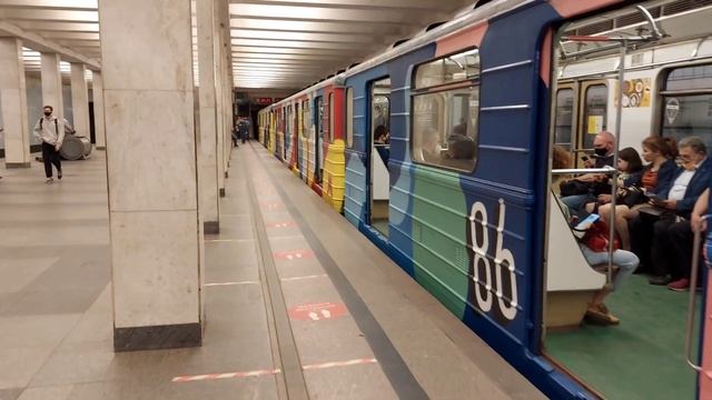 НОВЫЙ тематический поезд "На пути к искусству" на станции Войковская смотреть онлайн