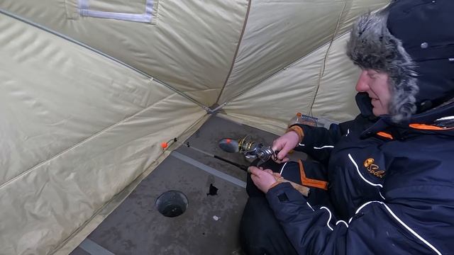 НОЧНАЯ ЗИМНЯЯ МОРСКАЯ РЫБАЛКА СО ЛЬДА В БАРЕНЦЕВОМ МОРЕ / NIGHT WINTER SEA FISHING смотреть онлайн