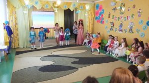 мальчики в платьях танцуют для девочек.