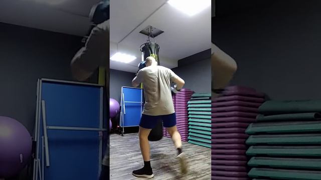 Тайский бокс. Отработка ударов на боксерском мешке боксерского мешка. Муай тай. Фитнес. Кроос. смотреть онлайн