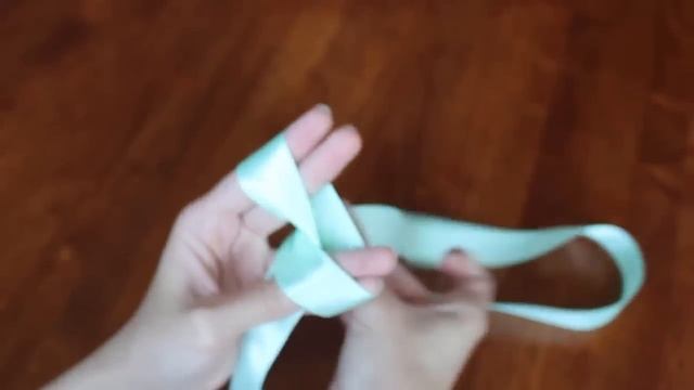 Как сделать красивый бантик за 1 минуту (+ бантик на резинке для волос) Без клея и ниток! смотреть онлайн