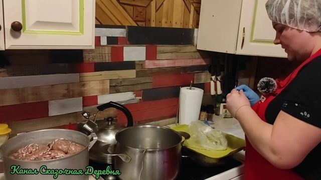 Обычный день колбасника. Тут поварим, тут пожарим...